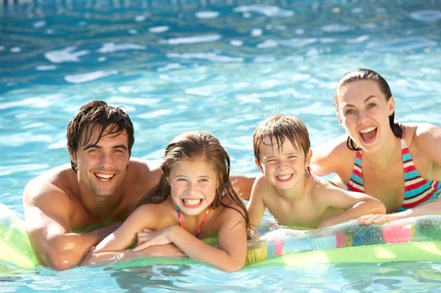 Happy-Family-in-the-pool